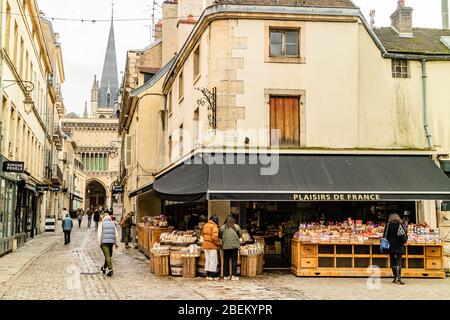 Rue Musette, nel centro storico medievale di Digione, con i clienti che navigano fuori da un negozio di alimentari gourmet. Dijon, Francia. Febbraio 2020. Foto Stock