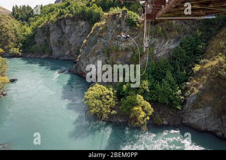 Bungy jumping dal ponte sospeso Kawarau Gorge, vicino Queenstown, Otago, South Island, Nuova Zelanda Foto Stock