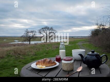 Colazione fuori da una delle capanne del pastore presso la riserva naturale di Elmley sull'isola di Sheppey, Kent Foto Stock