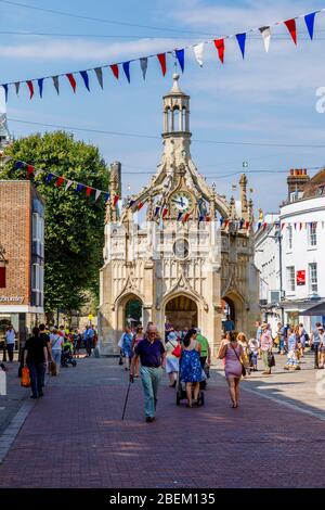 East Street guardando verso ovest verso Chichester Cross a Chichester, una città e contea di West Sussex, costa sud Inghilterra, Regno Unito in una giornata di sole Foto Stock