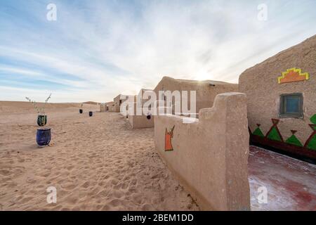 Tradizionali case di fango marocchino con decorazioni colorate sul bordo del dessert Sahara, Africa Foto Stock