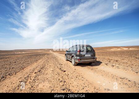 Guida di un'auto 4x4 su strada sterrata attraverso il deserto del Sahara, Marocco Foto Stock