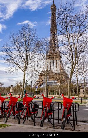 Noleggio di biciclette elettriche da Uber Jump parcheggiate di fronte alla Torre Eiffel a Parigi, Francia. Febbraio 2020. Foto Stock