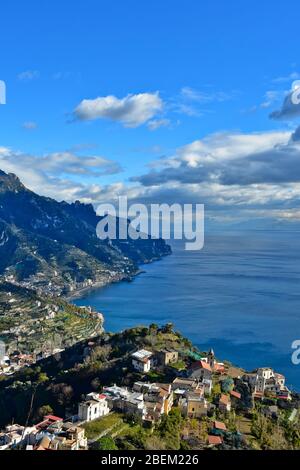 Mare dalla piccola cittadina di Ravello in Italia Foto Stock