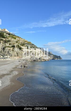 Paesaggio marino dalla piccola cittadina di minori in Italia Foto Stock