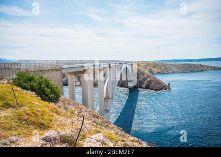 Pago Bridge - Paski Bridge che collega l'isola di Pag alla terraferma croata sopra uno stretto del Mare Adriatico chiamato Ljubacka vrata Foto Stock