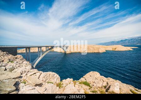 Pago Bridge - Paski Bridge che collega l'isola di Pag alla terraferma croata sopra uno stretto del Mare Adriatico chiamato Ljubacka vrata Foto Stock