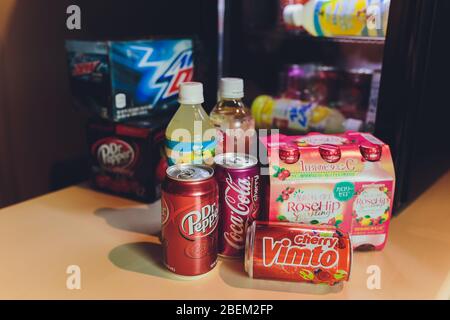 Ufa, Russia, Soda Shop, 3 luglio 2019: Scaffale di negozio di alimentari con varie marche di soda in lattine. Pepsi Co è una delle più grandi società del non- Foto Stock