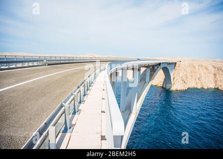 Pago Bridge - Paski Bridge che collega l'isola di Pag alla terraferma croata sopra uno stretto del Mare Adriatico chiamato Ljubacka vrata Foto Stock