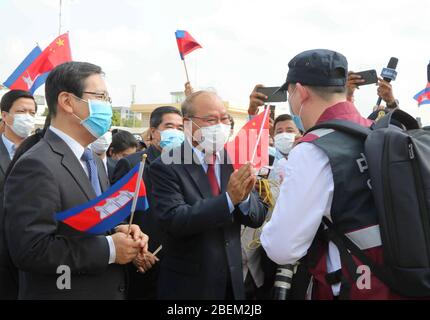 (200414) -- PECHINO, 14 aprile 2020 (Xinhua) -- il ministro cambogiano della Salute MAM Bunheng (2 ° L, fronte) e l'ambasciatore cinese in Cambogia Wang Wentian (1 ° L, fronte) dare il benvenuto ad una squadra medica cinese all'aeroporto internazionale di Phnom Penh in Cambogia, 23 marzo 2020. PER ANDARE CON XINHUA TITOLI DEL 14 APRILE 2020. (Xinhua/Mao Pengfei) Foto Stock