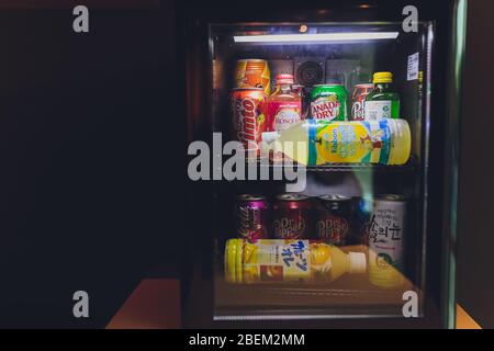 Ufa, Russia, Soda Shop, 3 luglio 2019: Scaffale di negozio di alimentari con varie marche di soda in lattine. Pepsi Co è una delle più grandi società del non- Foto Stock