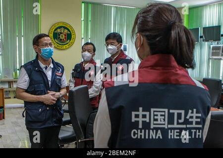 (200414) -- PECHINO, 14 aprile 2020 (Xinhua) -- il Segretario della Salute delle Filippine Francisco Duque (L) parla ai membri di un team medico cinese a Manila, nelle Filippine, il 6 aprile 2020. PER ANDARE CON XINHUA TITOLI DEL 14 APRILE 2020. (Xinhua/Rouelle Umali) Foto Stock