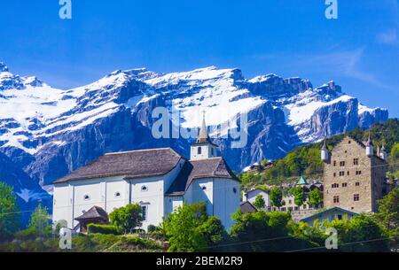 Edifici storici-Chapelle Baroque Ringacker e Rathaus Leuk il municipio di nel cantone di Vallese in Svizzera, visto dalla E62 percorso Foto Stock