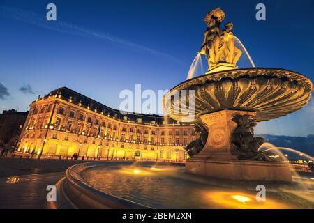 Fontana delle tre grazie in Place de la Bourse. Questa piazza è una delle opere più rappresentative dell'architettura classica francese. Foto Stock