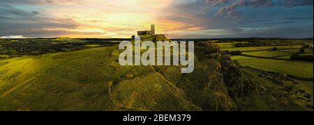 Chiesa di Brentor a Dartmoor, Regno Unito, presa con un drone. San Michele de Rupe. Foto Stock