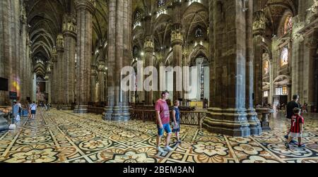 MILANO, ITALIA - 1 AGOSTO 2019: Interno del famoso Duomo di Milano in piazza a Milano. Obiettivo grandangolare super. Foto Stock