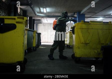 Oviedo, Spagna. 14 Aprile 2020. Oviedo, SPAGNA: Un militare dell'esercito spagnolo disinfetta le lattine di immondizia al punto pulito del centro durante il trentaduesimo giorno dello Stato di allerta in Spagna al Centro Intergenerazionale di Ovida a Oviedo, Spagna il 14 aprile 2020. (Foto di Alberto Brevers/Pacific Press) Credit: Pacific Press Agency/Alamy Live News Foto Stock