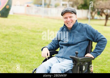 Sorridente uomo disabili nel parco. Libertà Foto Stock