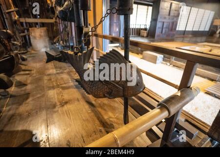 Portavaso di fuoco del focolare sommerso al Villaggio Folk di Hida (Hida no Sato), case tradizionali della regione di Hida, Takayama, Giappone Foto Stock