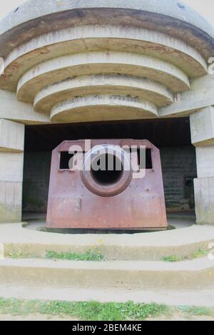 Resti della batteria tedesca che è stato catturato il 07 1944 giugno, Bunker e armi da fuoco Foto Stock