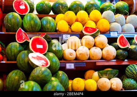 Bella impaginazione di frutta in un supermercato asiatico. Foto Stock