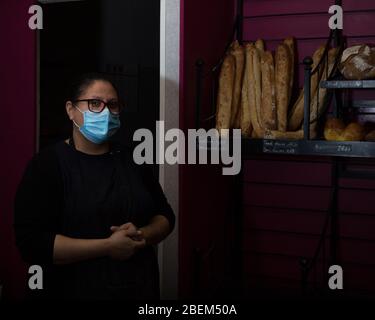 Rachel Sakli, il proprietario di Aux delices du Moulin nel 9° arrondissement, pone mentre lavora a Parigi, Francia il 12 aprile 2020. "Ecco come è qui: La gente mangia il pane ogni giorno", ha detto Sakli sull'importanza di rimanere aperti. "Immaginate che una panetteria sia chiusa? Sarebbe come se un Monoprix fosse chiuso. Il pane è essenziale. Ogni giorno i clienti vengono a comprare del pane. Anche durante il periodo della guerra, c'è sempre stato un negozio aperto che ha venduto pane". Come punto di spunti della cultura francese, molti panetterie sono rimasti aperti a Parigi durante la chiusura del Covid-19. Come tali, panettieri e dipendenti hanno Foto Stock