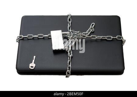 Laptop avvolto in una catena isolata su sfondo bianco, tema di sicurezza del computer Foto Stock