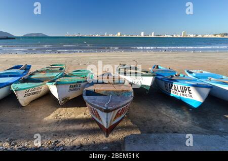 Tradizionali barche da pesca nella parte vecchia della città che si affaccia sulla baia sul lato turistico di Mazatlan, Sinaloa, Messico Foto Stock