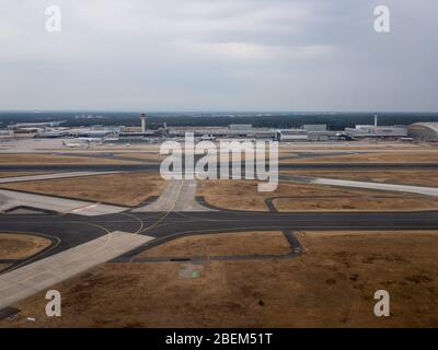 Francoforte, Germania – 21 luglio 2018: Veduta aerea delle piste, delle torri e degli edifici del carico dell'aeroporto di Francoforte, Germania Foto Stock