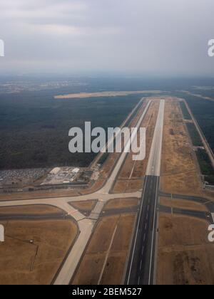 Francoforte, Germania – 21 luglio 2018: Veduta aerea della pista di Startbahn West dell'aeroporto di Francoforte, Germania Foto Stock