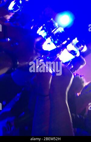 Immagine distorta di gente che beve e toast bicchieri con vino frizzante Foto Stock