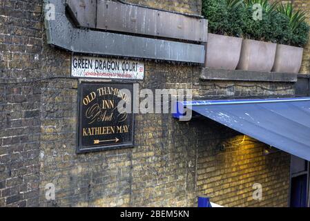 Londra, Regno Unito - 15 aprile 2019: Indicazioni per Green Dragon Court e Old Thameside Inn vicino alla stazione di London Bridge Foto Stock
