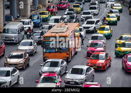 Bangkok, Thailandia 04.12.2020: Autobus arancione rustico, vecchio e vintage con passeggeri nel traffico diurno Foto Stock