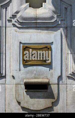 Una targa di bronzo che ortografa la parola Siviglia allegata ad un vecchio edificio in Spagna Foto Stock