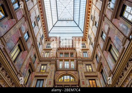 Dipinti in stile Liberty Art Nouveau nel cortile interno della Galleria Sciarra, Roma. Foto Stock