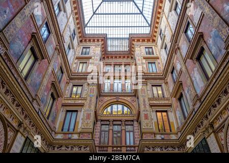 Dipinti in stile Liberty Art Nouveau nel cortile interno della Galleria Sciarra, Roma. Foto Stock