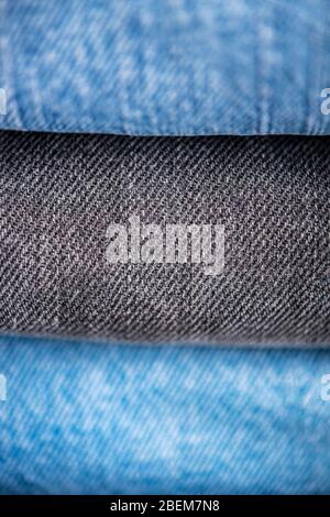 Particolare di un mucchio di jeans denim Foto Stock