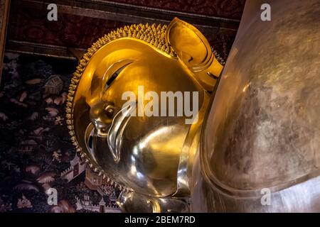 Statua di Buddha reclinata nel Tempio buddista di Wat Pho Foto Stock