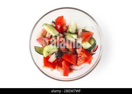 Insalata di verdure fresche in una ciotola trasparente isolata su bianco Foto Stock