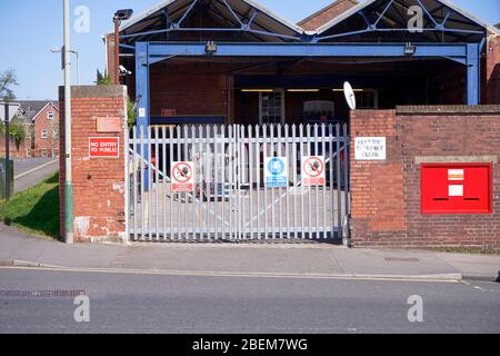 Porte chiuse all'ingresso dell'ufficio postale Royal Mail Foto Stock
