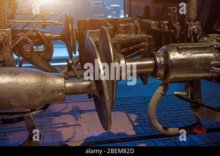 Primo piano dei buffer che collegano due treni di automobili Foto Stock