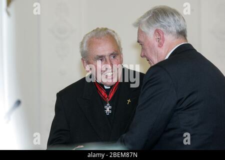 Alfonsa Svarinskas - Clergyman cattolico lituano, monsignor, dissidente, figura politica, cappellano militare, colonnello di riserva. Foto Stock