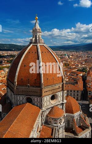 Veduta aerea della splendida cupola di Santa Maria del Fiore a Firenze con i turisti in cima, costruita dall'architetto italiano Brunel Foto Stock