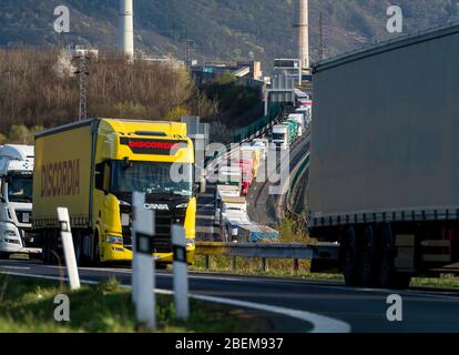 Usti nad Labem, Repubblica Ceca. 14 Aprile 2020. I camion accedano sull'autostrada D8 vicino a Usti nad Labem, Repubblica Ceca, 14 aprile 2020. La coda lunga molti chilometri si è formata grazie alla chiusura dei tubi di destra dei tunnel Panenska di fronte al confine tedesco. Credit: Ondrej Hajek/CTK Photo/Alamy Live News Foto Stock