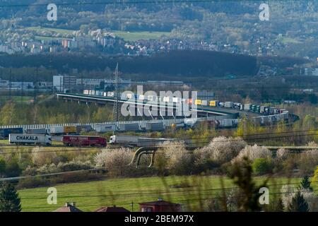 Usti nad Labem, Repubblica Ceca. 14 Aprile 2020. I camion accedano sull'autostrada D8 vicino a Usti nad Labem, Repubblica Ceca, 14 aprile 2020. La coda lunga molti chilometri si è formata grazie alla chiusura dei tubi di destra dei tunnel Panenska di fronte al confine tedesco. Credit: Ondrej Hajek/CTK Photo/Alamy Live News Foto Stock