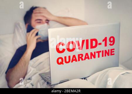 L'uomo lavora da casa durante la quarantena di Coronavirus o Covid-19, paziente con infezione da Coronavirus covid 19 nella cavid 19 della sala di quarantena di coronavirus Foto Stock