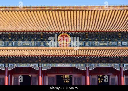 Scudo del Partito comunista cinese alla porta di Tiananmen, Città Proibita. Pechino, Cina Foto Stock