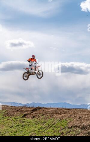 Dacono, CO/ USA- March29, 2020 piloti Motocross gareggano in pista colpendo salti e ormeggi nella Front Range del Colorado Foto Stock