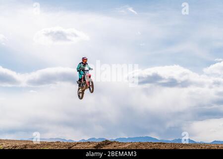 Dacono, CO/ USA- March29, 2020 piloti Motocross gareggano in pista colpendo salti e ormeggi nella Front Range del Colorado Foto Stock