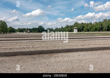 Vista generale sull'area della caserma presso l'ex campo di concentramento nazista tedesco di Dachau, Monaco, Germania. Foto Stock